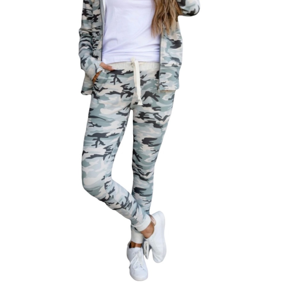 NWOT Ampersand Avenue Camouflage Joggers